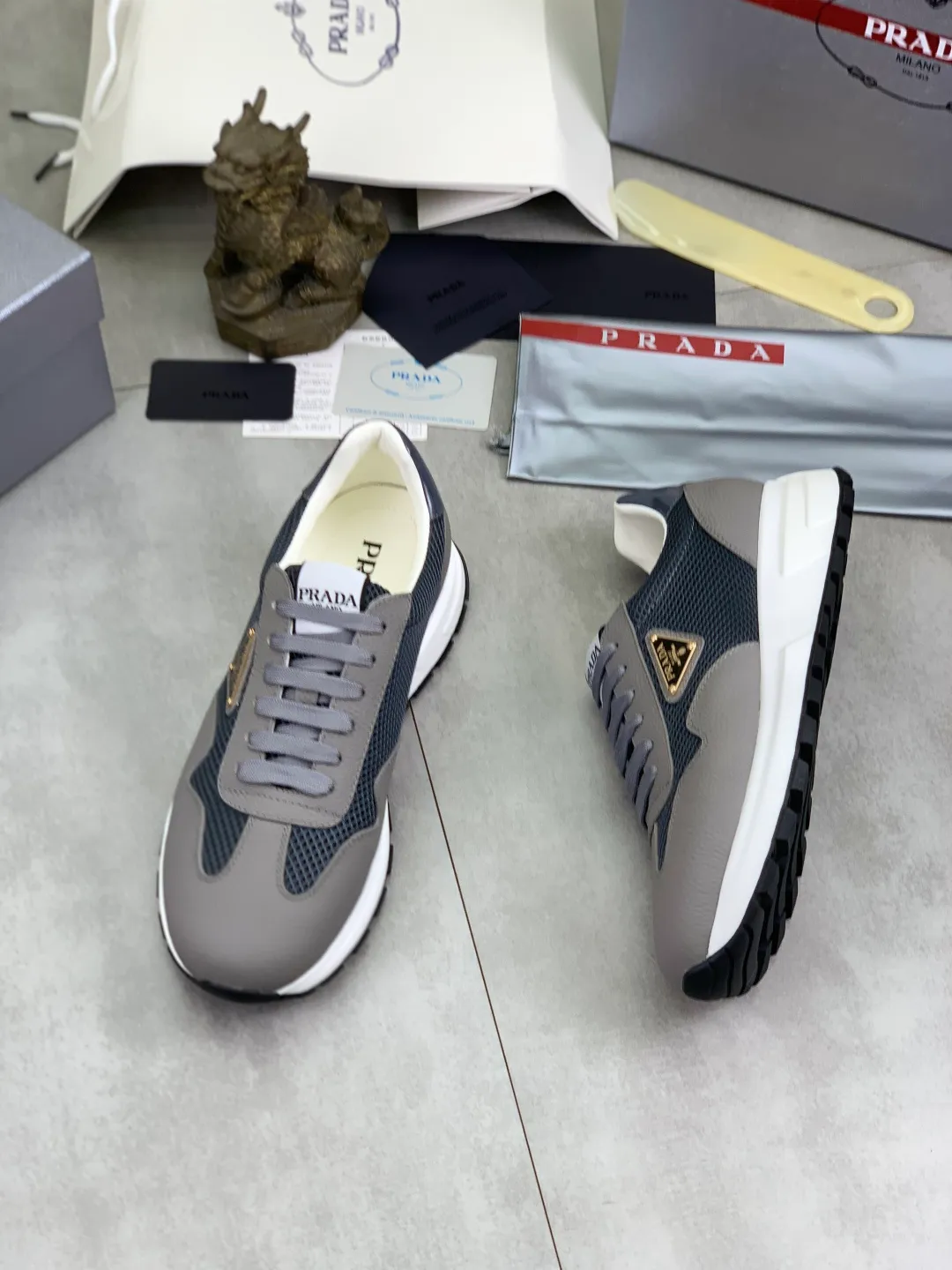 Men's shoes 💰P560💰[New style] popular models are on the official website, 🆘 Trendy brand (Prada) mainly promotes popular models, avant-garde and versatile fashion men's shoes private version mold opening, cowhide surface splicing 1:1.. Fashionable and simple, original imported cowhide lining cowhide feet; the atmosphere and personality are more fashionable, eye-catching and pursuing class. It will subvert the old idea and be a must-have for fashionistas with you! Must keep it for yourself! Tall and comfortable, large and low, high-end quality workmanship. Number of yards: 38-45 4️⃣optional.